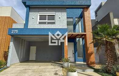 Imagem: A casa possui 3 Dormitórios, 3 Banheiros, 4 Vagas na garagem