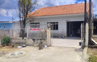 Imagem: A casa possui 3 Dormitórios, 2 Banheiros, 2 Vagas na garagem