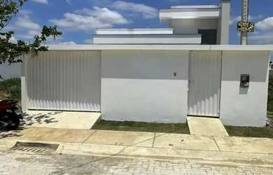 Imagem: A casa possui 3 Dormitórios, 2 Banheiros, 3 Vagas na garagem