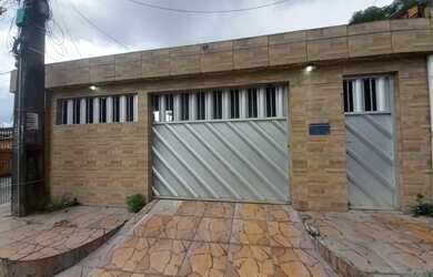 Imagem: A casa possui 3 Dormitórios, 2 Banheiros, 2 Vagas na garagem