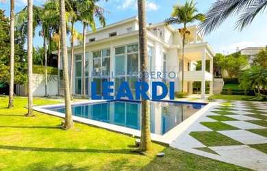 Imagem: A casa em condomínio possui 5 Dormitórios, 5 Banheiros, 5