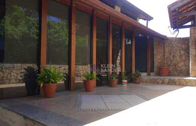 Imagem: A casa possui 4 Dormitórios, 2 Banheiros, 4 Vagas na garagem