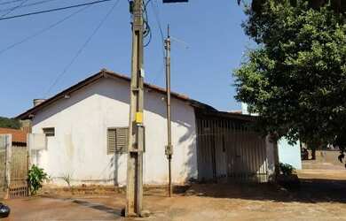 Imagem: A casa possui 3 Dormitórios, 2 Banheiros, 1 Vaga na garagem