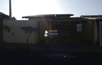 Imagem: A casa à venda possui 3 Dormitórios, 2 Banheiros e 100m²