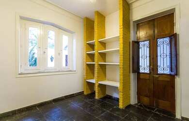 Imagem: A casa possui 3 Dormitórios, 2 Banheiros, 1 Vaga na garagem