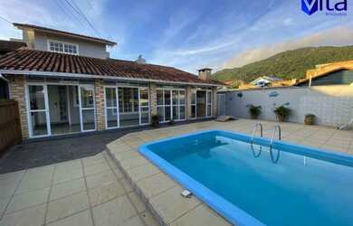 Imagem: A casa possui 5 Dormitórios, 4 Banheiros, 4 Vagas na garagem