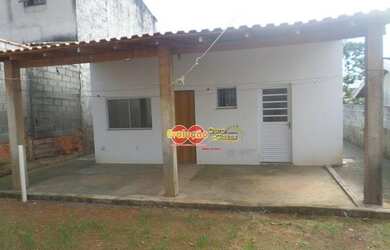 Imagem: A casa possui 2 Dormitórios, 2 Banheiros, 2 Vagas na garagem