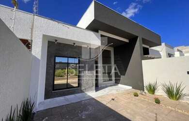 Imagem: A casa possui 2 Dormitórios, 2 Banheiros, 2 Vagas na garagem