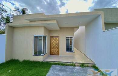 Imagem: A casa possui 3 Dormitórios, 2 Banheiros, 1 Vaga na garagem