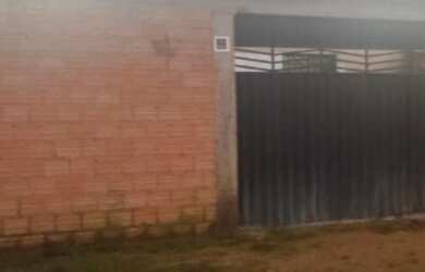 Imagem: A casa possui 3 Dormitórios, 1 Banheiro, 2 Vagas na garagem