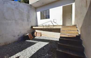 Imagem: A casa possui 3 Dormitórios, 1 Banheiro, 1 Vaga na garagem