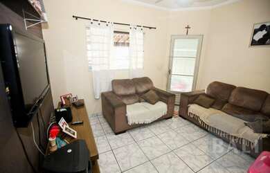 Imagem: A casa possui 2 Dormitórios, 2 Banheiros, 2 Vagas na garagem