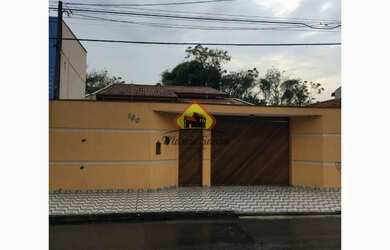 Imagem: A casa possui 4 Dormitórios, 1 Banheiro, 2 Vagas na garagem