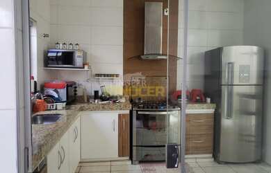 Imagem: A casa possui 3 Dormitórios, 1 Banheiro, 2 Vagas na garagem