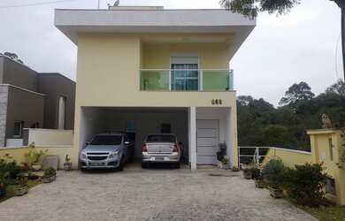 Imagem: A casa em condomínio possui 4 Dormitórios, 5 Banheiros, 4