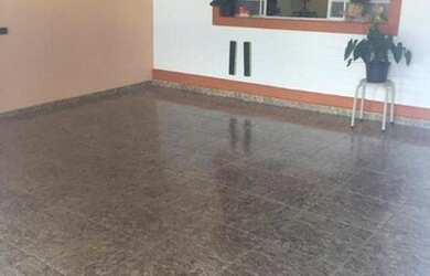 Imagem: A casa possui 3 Dormitórios, 2 Banheiros, 2 Vagas na garagem