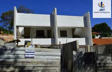 Imagem: A casa possui 2 Dormitórios, 1 Banheiro, 2 Vagas na garagem