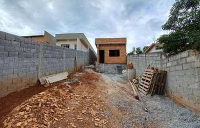 Imagem: A casa possui 3 Dormitórios, 2 Banheiros, 80m² de Área, Imóvel