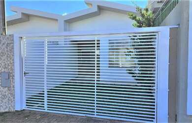 Imagem: A casa possui 2 Dormitórios, 1 Banheiro, 2 Vagas na garagem