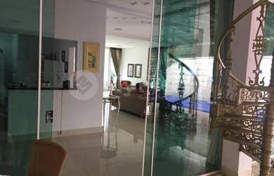 Imagem: A casa possui 4 Dormitórios, 5 Banheiros, 4 Vagas na garagem