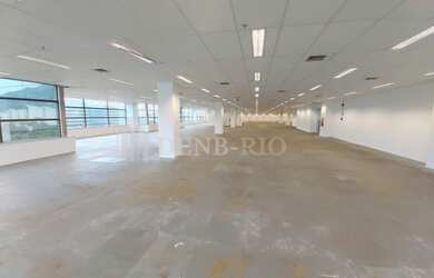 Imagem: O depósito possui 5 Vagas na garagem e 1700m² de Área e está