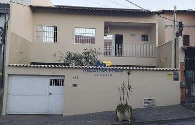 Imagem: A casa possui 4 Dormitórios, 3 Banheiros, 3 Vagas na garagem