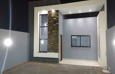 Imagem: A casa possui 3 Dormitórios, 1 Banheiro, 2 Vagas na garagem