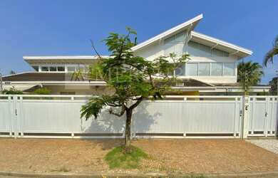 Imagem: A casa possui 5 Dormitórios, 5 Banheiros, 5 Vagas na garagem