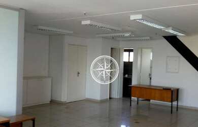 Imagem: O depósito possui 5 Vagas na garagem e 161m² de Área e está