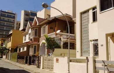 Imagem: A casa à venda possui 4 Dormitórios, 4 Banheiros, 2 Vagas