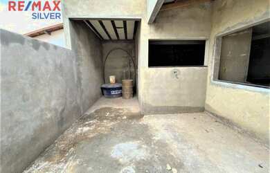 Imagem: A casa possui 3 Dormitórios, 2 Banheiros, 2 Vagas na garagem