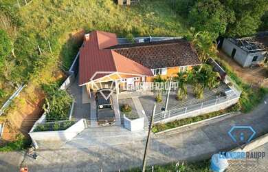 Imagem: A casa possui 3 Dormitórios, 1 Banheiro, 1 Vaga na garagem