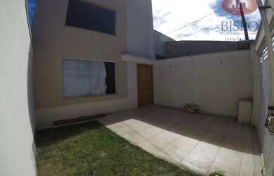 Imagem: A casa possui 3 Dormitórios, 2 Banheiros, 2 Vagas na garagem