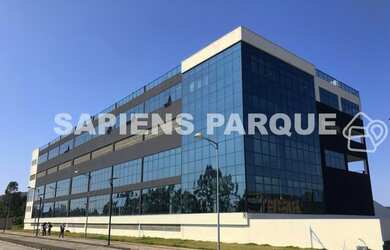 Imagem: O depósito possui 5 Vagas na garagem e 160m² de Área e está