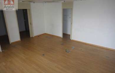 Imagem: O depósito possui 2 Vagas na garagem e 130m² de Área e está