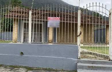 Imagem: A casa possui 4 Dormitórios, 4 Banheiros, 2 Vagas na garagem