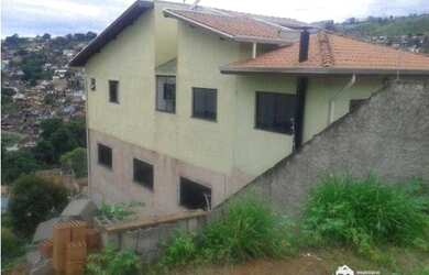 Imagem: A casa possui 3 Dormitórios, 4 Banheiros, 3 Vagas na garagem