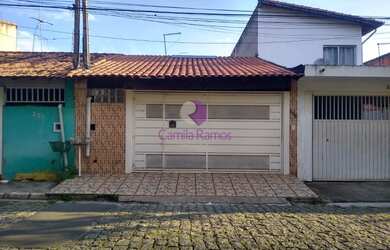 Imagem: A casa possui 2 Dormitórios, 1 Banheiro, 2 Vagas na garagem