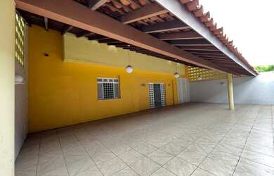 Imagem: A casa possui 4 Dormitórios, 5 Banheiros, 4 Vagas na garagem