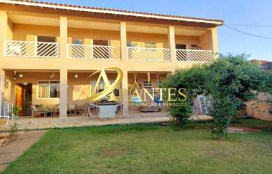 Imagem: A casa possui 3 Dormitórios, 2 Banheiros, 4 Vagas na garagem