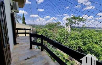 Imagem: A casa em condomínio possui 4 Dormitórios, 5 Banheiros, 2