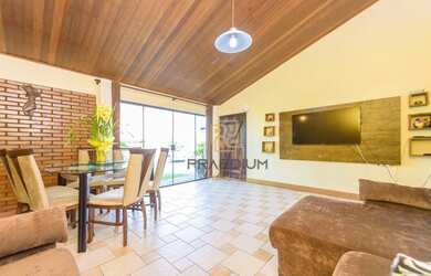 Imagem: A casa possui 3 Dormitórios, 3 Banheiros, 3 Vagas na garagem