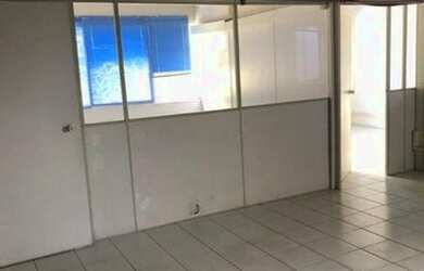 Imagem: O depósito para alugar possui 2 Vagas na garagem e 100m² de