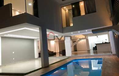 Imagem: A casa possui 4 Dormitórios, 5 Banheiros, 4 Vagas na garagem