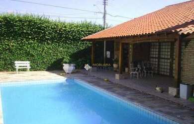 Imagem: A casa possui 3 Dormitórios, 4 Banheiros e 450m² de Área