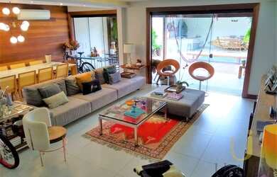 Imagem: A casa em condomínio possui 4 Dormitórios, 4 Banheiros, 270m²