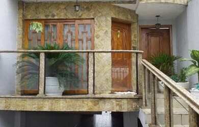 Imagem: A casa possui 3 Dormitórios, 4 Banheiros, 5 Vagas na garagem