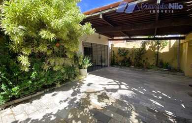 Imagem: A casa possui 3 Dormitórios, 3 Banheiros, 2 Vagas na garagem