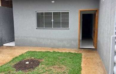 Imagem: A casa possui 3 Dormitórios, 1 Banheiro, 1 Vaga na garagem