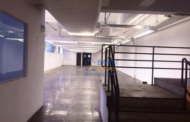 Imagem: O depósito possui 5 Vagas na garagem, 370m² de Área e está